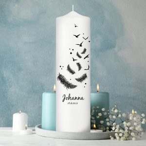 Auf dem Bild ist das Produkt: Trauerkerze Vögel und Federn, personalisiert mit Namen und Datum zum Preis von €5.9 abgebildet.