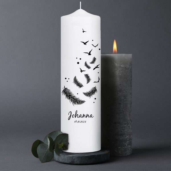 Auf dem Bild ist das Produkt: Trauerkerze Vögel und Federn, personalisiert mit Namen und Datum zum Preis von €5.9 abgebildet.