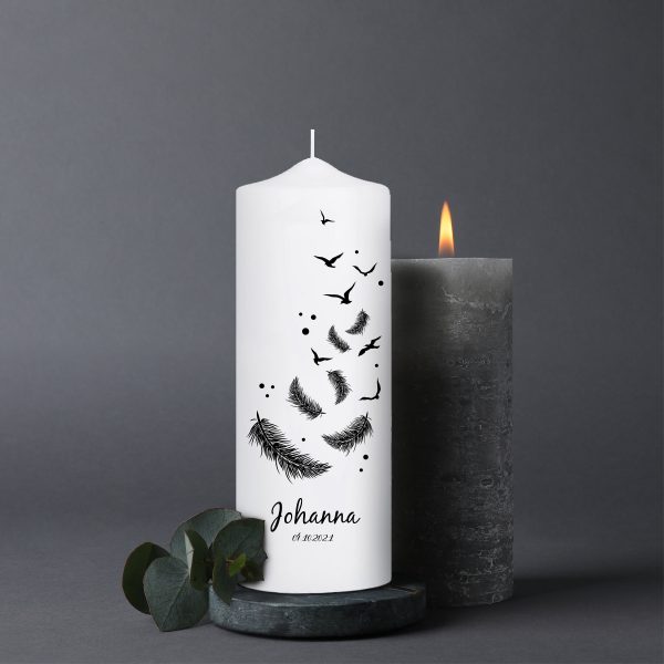 Auf dem Bild ist das Produkt: Trauerkerze Vögel und Federn, personalisiert mit Namen und Datum zum Preis von €5.9 abgebildet.