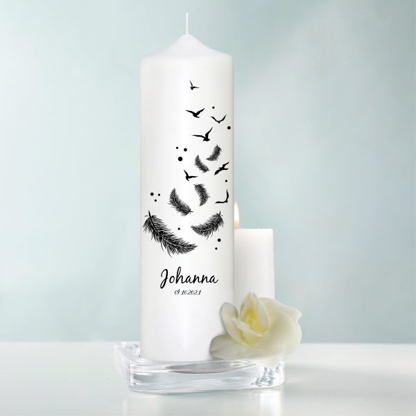 Auf dem Bild ist das Produkt: Trauerkerze Vögel und Federn, personalisiert mit Namen und Datum zum Preis von €5.9 abgebildet.
