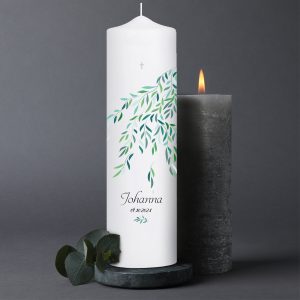 Auf dem Bild ist das Produkt: Trauerkerze Zweig mit grünen Blättern, personalisiert mit Namen und Datum zum Preis von €5.9 abgebildet.