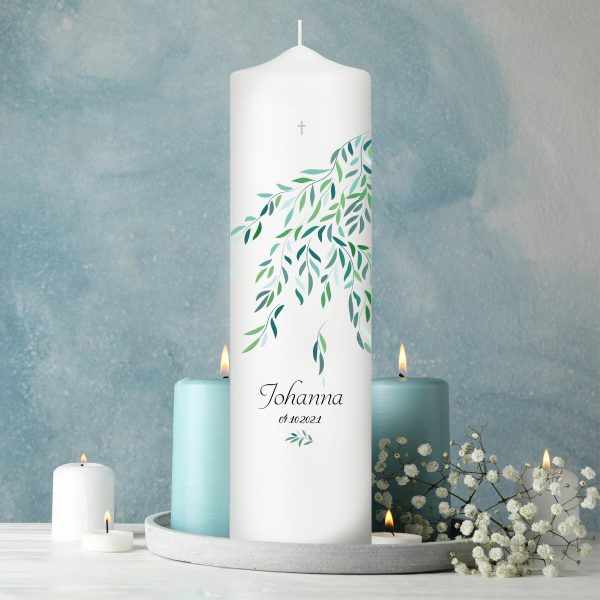 Auf dem Bild ist das Produkt: Trauerkerze Zweig mit grünen Blättern, personalisiert mit Namen und Datum zum Preis von €5.9 abgebildet.