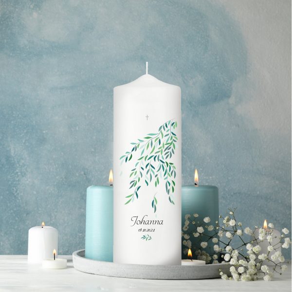 Auf dem Bild ist das Produkt: Trauerkerze Zweig mit grünen Blättern, personalisiert mit Namen und Datum zum Preis von €5.9 abgebildet.