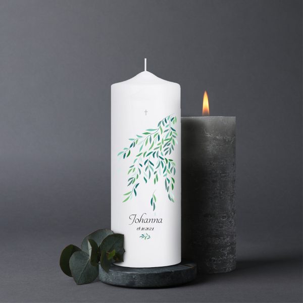 Auf dem Bild ist das Produkt: Trauerkerze Zweig mit grünen Blättern, personalisiert mit Namen und Datum zum Preis von €5.9 abgebildet.
