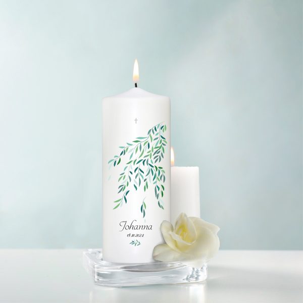 Auf dem Bild ist das Produkt: Trauerkerze Zweig mit grünen Blättern, personalisiert mit Namen und Datum zum Preis von €5.9 abgebildet.