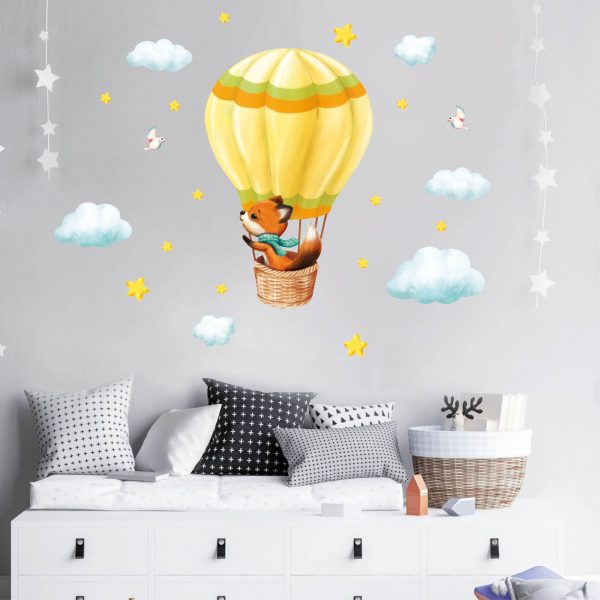 Auf dem Bild ist das Produkt: Wandtattoo Kinderzimmer Fuchs im Heißluftballon mit Wolken und Sternen Dekoration Babyzimmer zum Preis von €29.9 abgebildet.