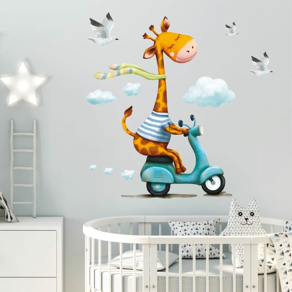 Auf dem Bild ist das Produkt: Wandtattoo Kinderzimmer Giraffe auf Roller Scooter, Dekoration Babyzimmer zum Preis von €29.9 abgebildet.