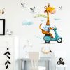 Auf dem Bild ist das Produkt: Wandtattoo Kinderzimmer Giraffe auf Roller Scooter, Dekoration Babyzimmer zum Preis von €29.9 abgebildet.