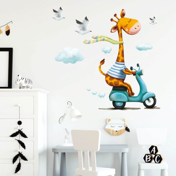 Auf dem Bild ist das Produkt: Wandtattoo Kinderzimmer Giraffe auf Roller Scooter, Dekoration Babyzimmer zum Preis von €29.9 abgebildet.