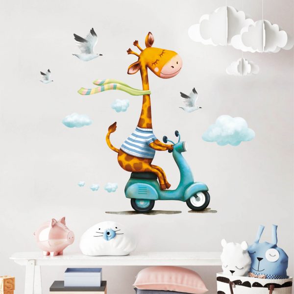 Auf dem Bild ist das Produkt: Wandtattoo Kinderzimmer Giraffe auf Roller Scooter, Dekoration Babyzimmer zum Preis von €29.9 abgebildet.
