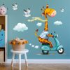 Auf dem Bild ist das Produkt: Wandtattoo Kinderzimmer Giraffe auf Roller Scooter, Dekoration Babyzimmer zum Preis von €29.9 abgebildet.