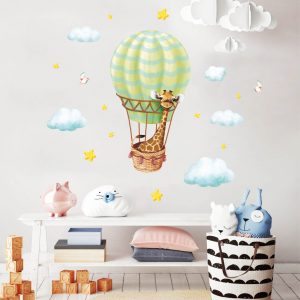 Wandtattoo Kinderzimmer Giraffe im Heißluftballon mit Wolken und Sternen Dekoration Babyzimmer Auf dem Bild ist das Produkt: Wandtattoo Kinderzimmer Giraffe im Heißluftballon mit Wolken und Sternen Dekoration Babyzimmer zum Preis von €29.9 abgebildet.