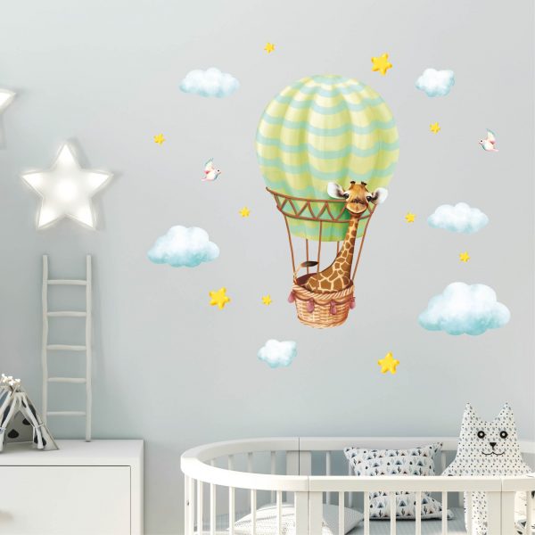 Auf dem Bild ist das Produkt: Wandtattoo Kinderzimmer Giraffe im Heißluftballon mit Wolken und Sternen Dekoration Babyzimmer zum Preis von €29.9 abgebildet.