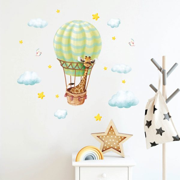 Auf dem Bild ist das Produkt: Wandtattoo Kinderzimmer Giraffe im Heißluftballon mit Wolken und Sternen Dekoration Babyzimmer zum Preis von €29.9 abgebildet.