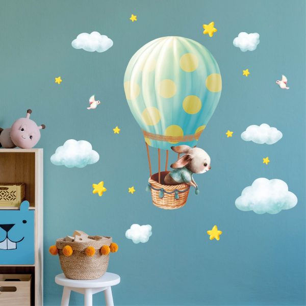 Auf dem Bild ist das Produkt: Wandtattoo Kinderzimmer Hase im Heißluftballon mit Wolken und Sternen Dekoration Babyzimmer zum Preis von €29.9 abgebildet.
