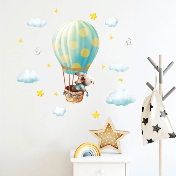 Auf dem Bild ist das Produkt: Wandtattoo Kinderzimmer Hase im Heißluftballon mit Wolken und Sternen Dekoration Babyzimmer zum Preis von €29.9 abgebildet.