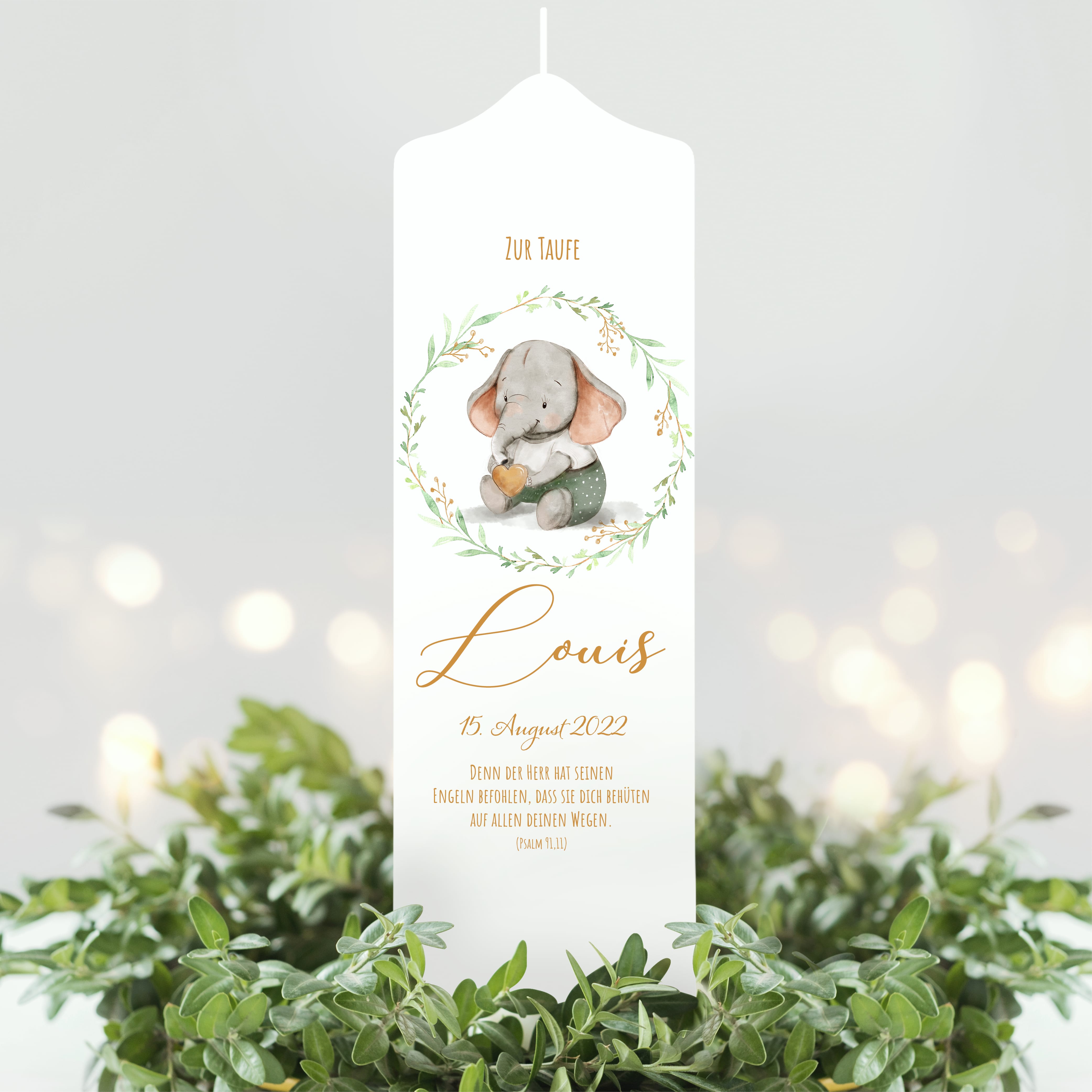 Auf dem Bild ist das Produkt: Taufkerze Junge Mädchen Elefant bedruckt mit Namen, Datum und auf Wunsch eigenem, vorgegebenem oder keinem Taufspruch zum Preis von €6.90 abgebildet.