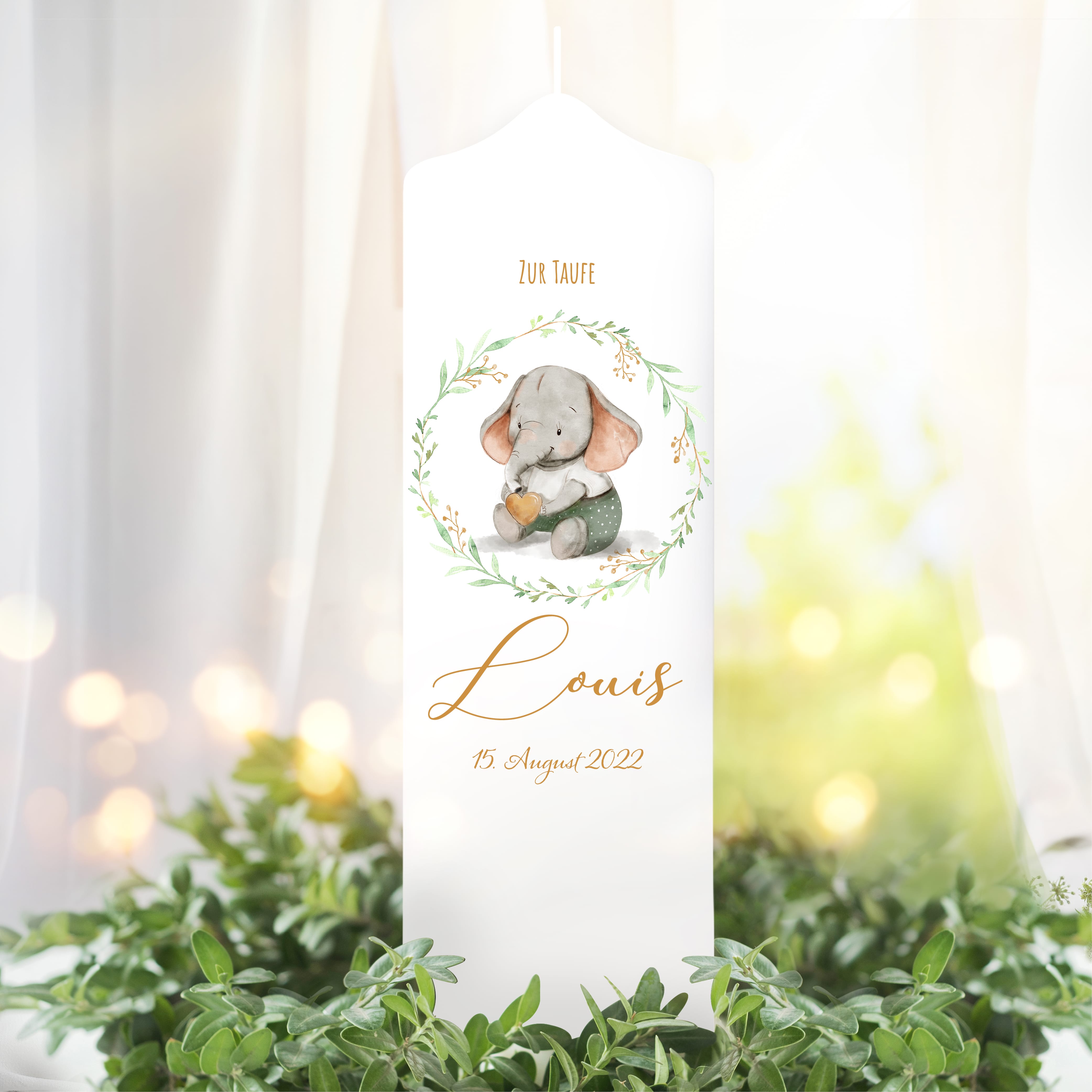 Auf dem Bild ist das Produkt: Taufkerze Junge Mädchen Elefant bedruckt mit Namen, Datum und auf Wunsch eigenem, vorgegebenem oder keinem Taufspruch zum Preis von €6.90 abgebildet.