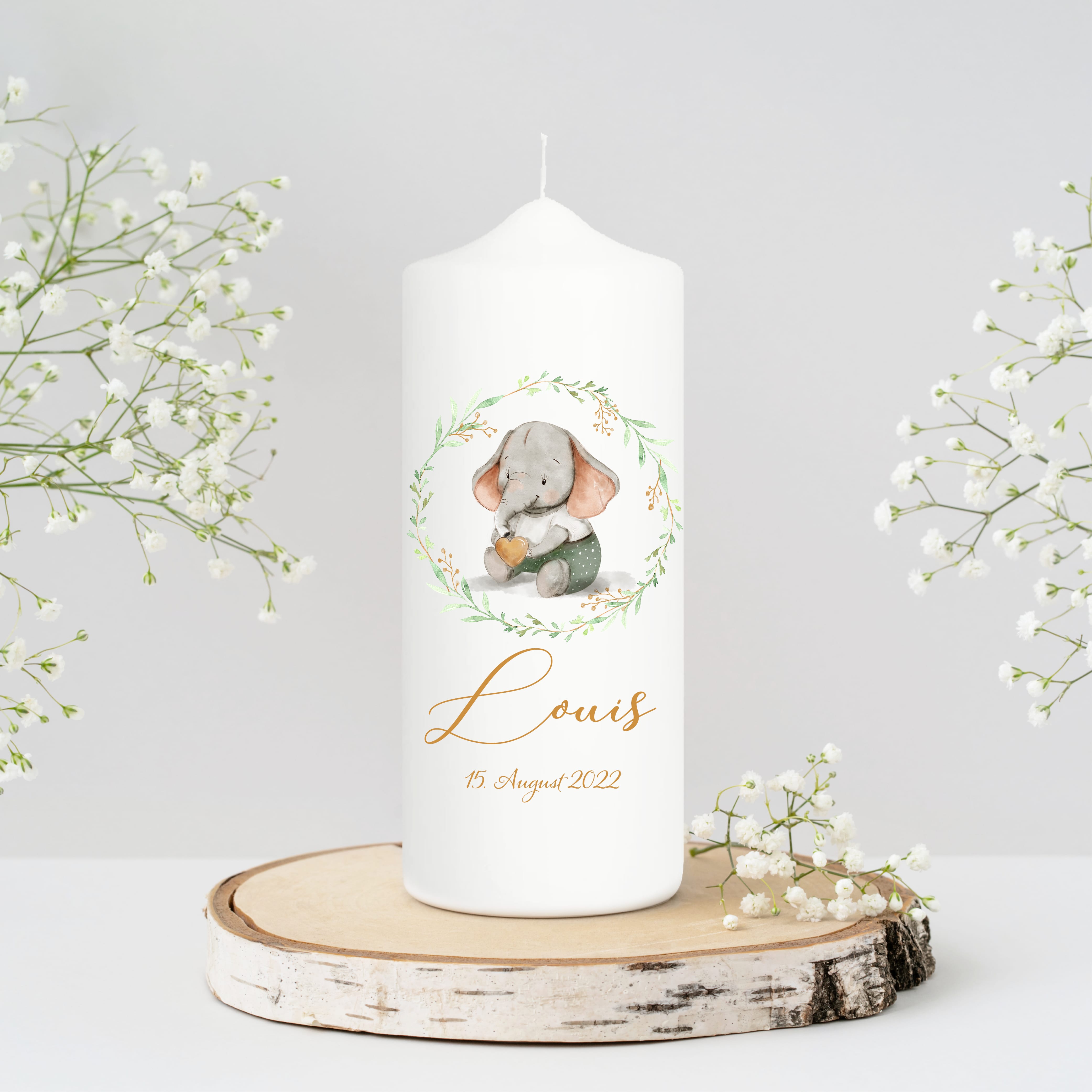 Auf dem Bild ist das Produkt: Taufkerze Junge Mädchen Elefant bedruckt mit Namen, Datum und auf Wunsch eigenem, vorgegebenem oder keinem Taufspruch zum Preis von €6.90 abgebildet.