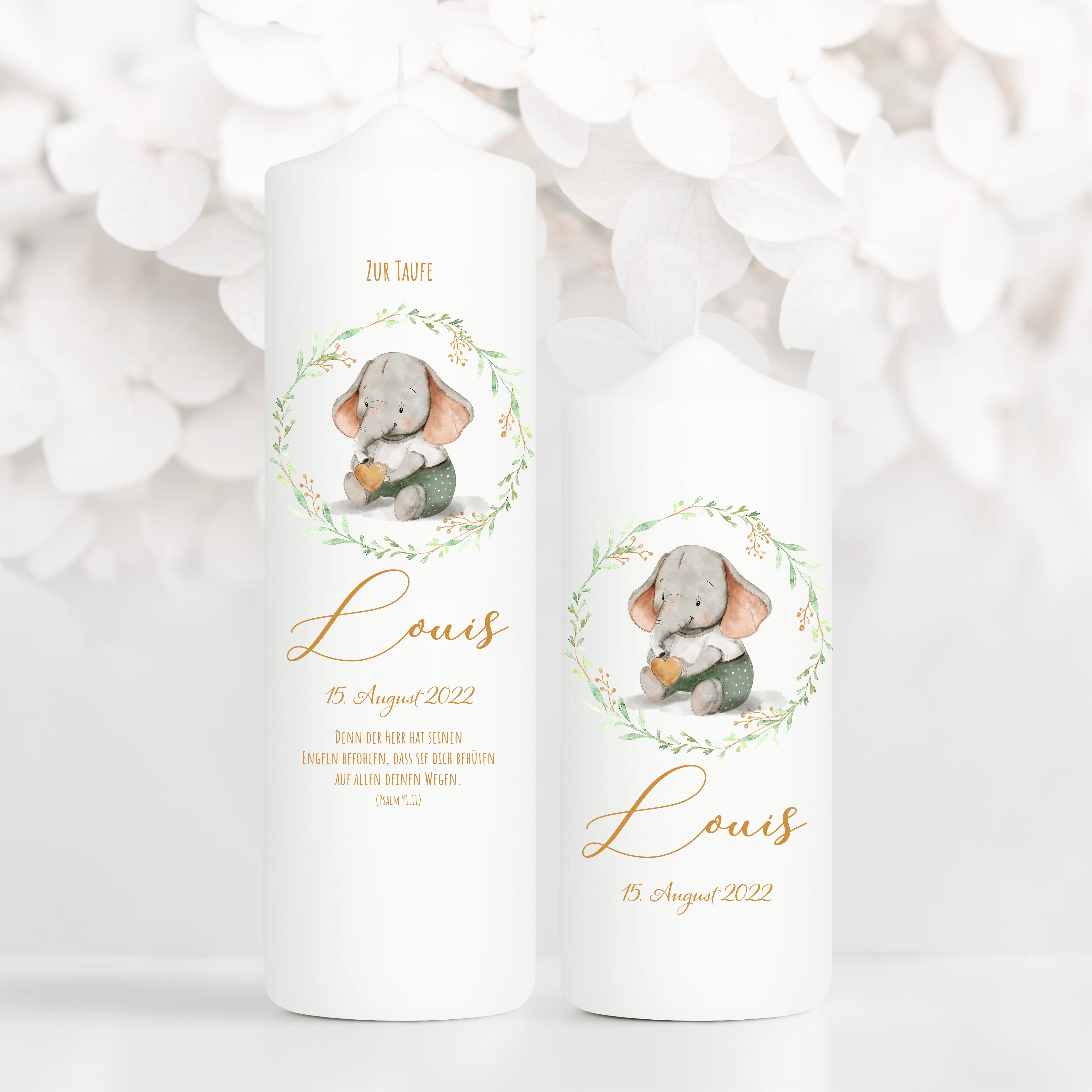 Auf dem Bild ist das Produkt: Taufkerze Junge Mädchen Elefant bedruckt mit Namen, Datum und auf Wunsch eigenem, vorgegebenem oder keinem Taufspruch zum Preis von €6.90 abgebildet.