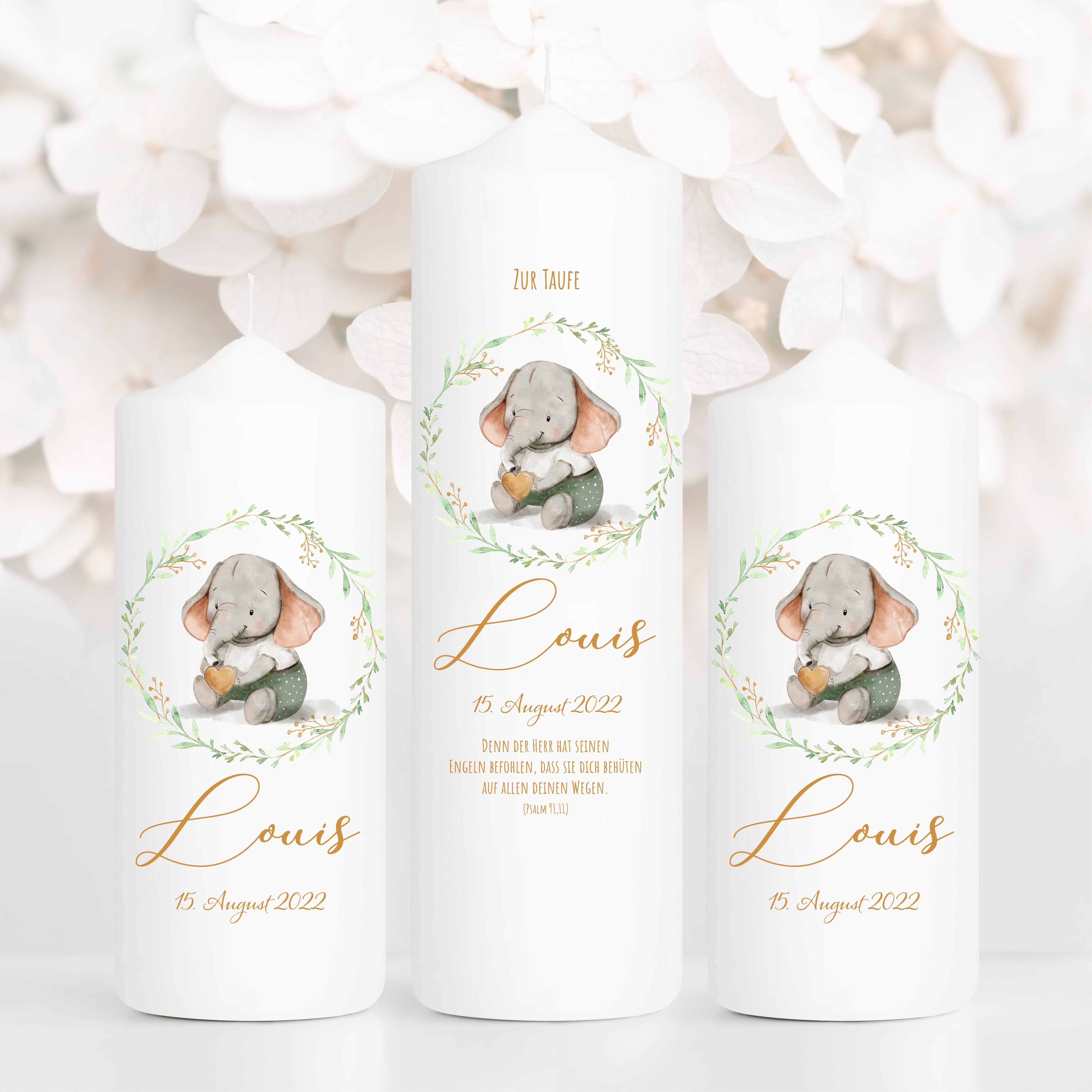 Auf dem Bild ist das Produkt: Taufkerze Junge Mädchen Elefant bedruckt mit Namen, Datum und auf Wunsch eigenem, vorgegebenem oder keinem Taufspruch zum Preis von €6.90 abgebildet.