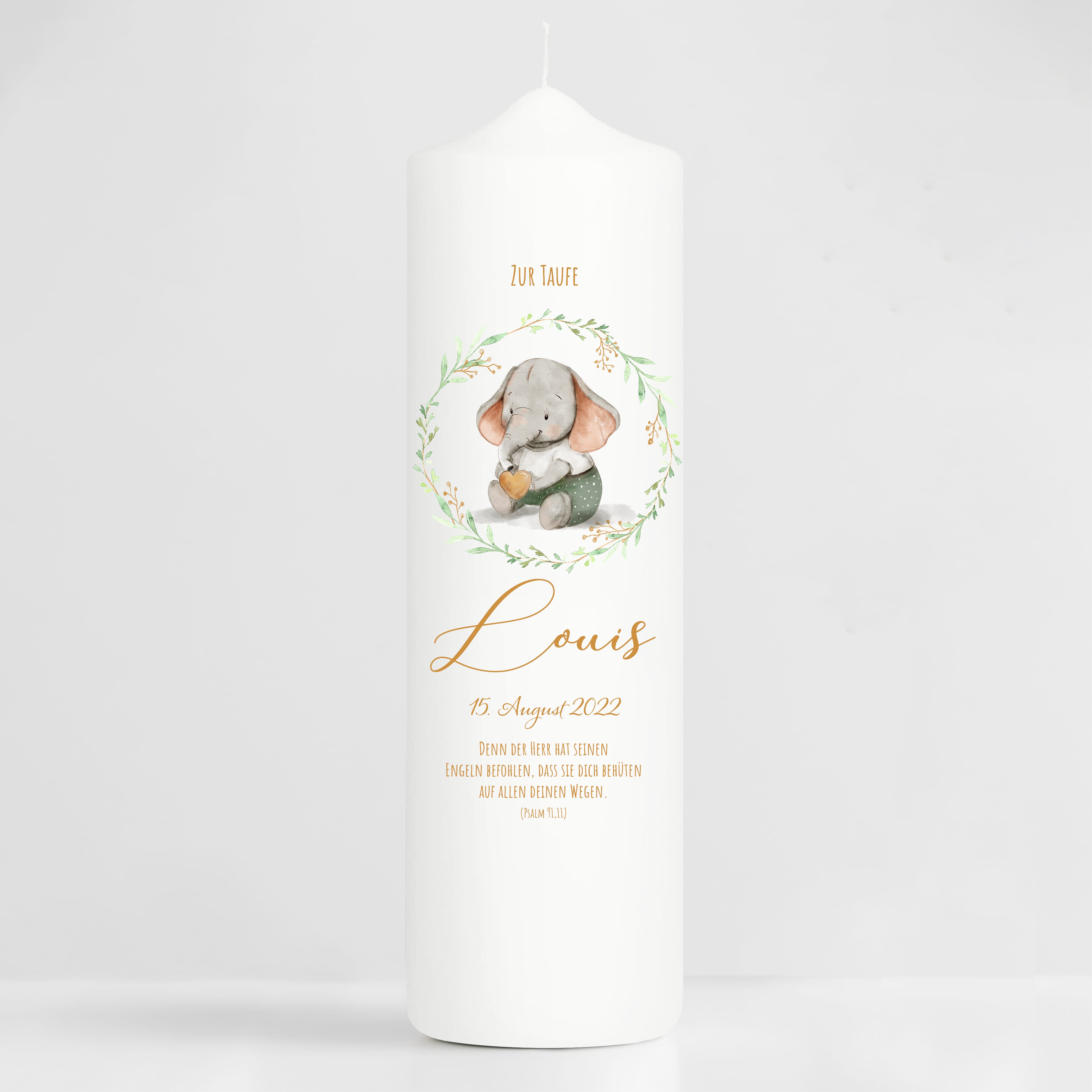Auf dem Bild ist das Produkt: Taufkerze Junge Mädchen Elefant bedruckt mit Namen, Datum und auf Wunsch eigenem, vorgegebenem oder keinem Taufspruch zum Preis von €6.90 abgebildet.