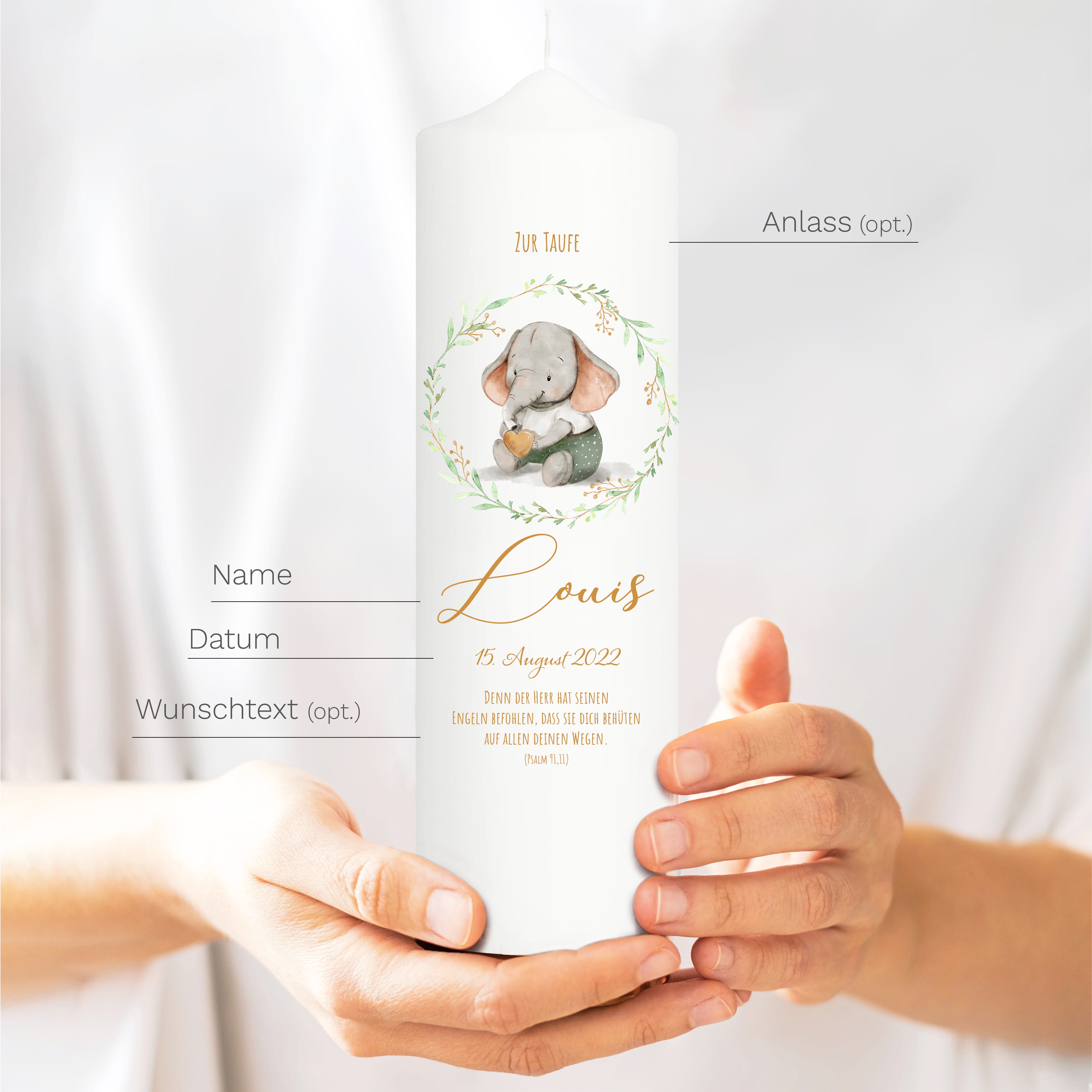Auf dem Bild ist das Produkt: Taufkerze Junge Mädchen Elefant bedruckt mit Namen, Datum und auf Wunsch eigenem, vorgegebenem oder keinem Taufspruch zum Preis von €6.90 abgebildet.