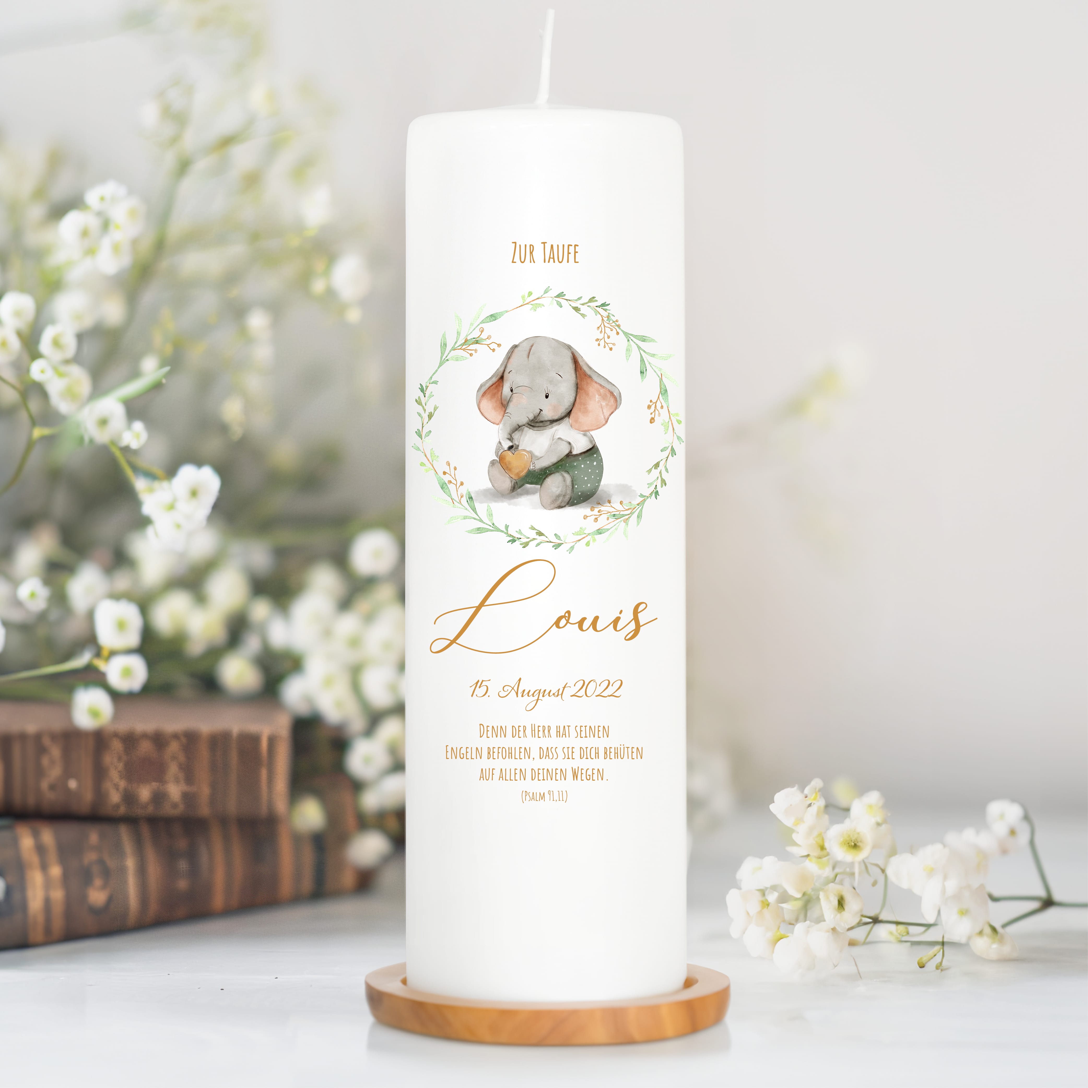 Auf dem Bild ist das Produkt: Taufkerze Junge Mädchen Elefant bedruckt mit Namen, Datum und auf Wunsch eigenem, vorgegebenem oder keinem Taufspruch zum Preis von €6.90 abgebildet.