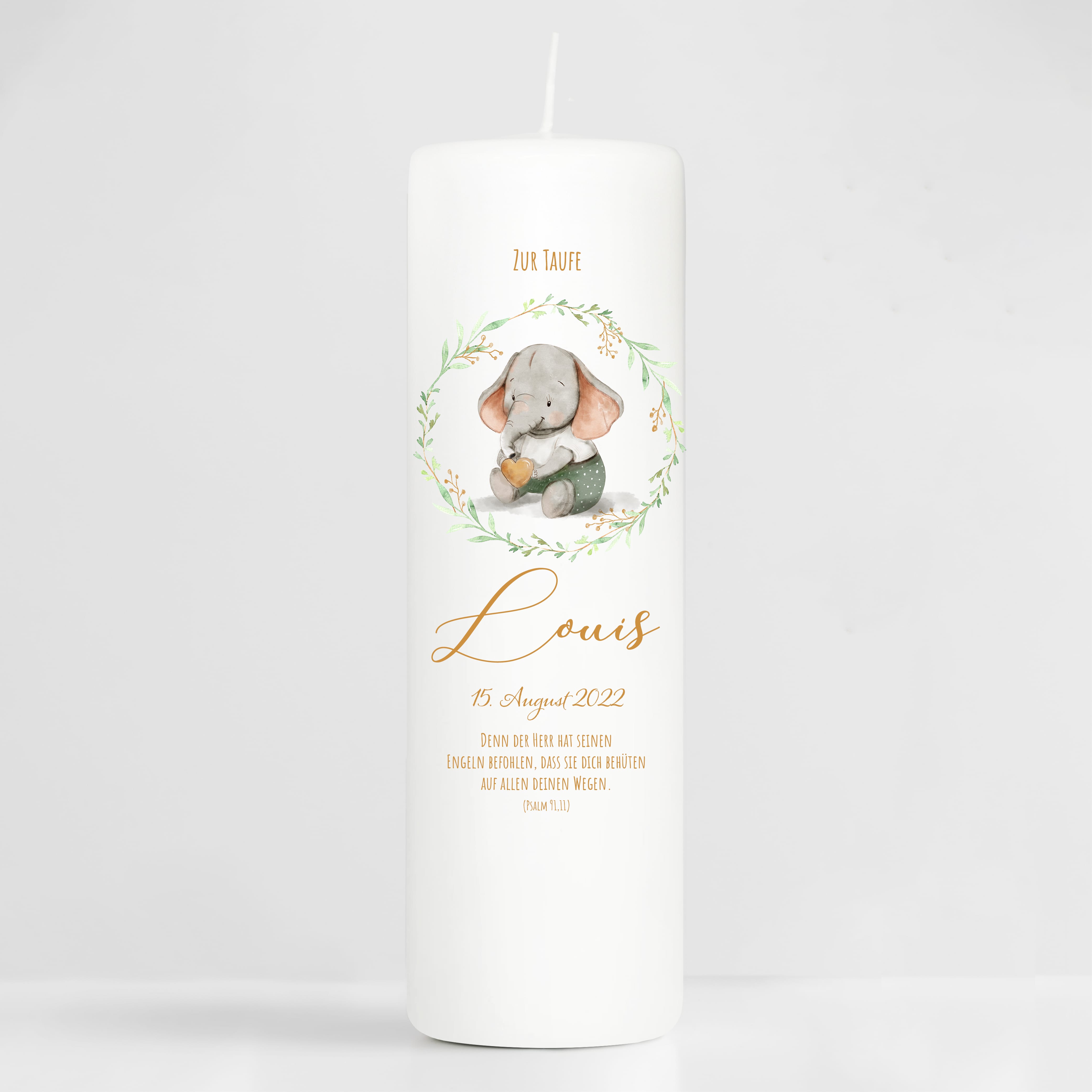 Auf dem Bild ist das Produkt: Taufkerze Junge Mädchen Elefant bedruckt mit Namen, Datum und auf Wunsch eigenem, vorgegebenem oder keinem Taufspruch zum Preis von €6.90 abgebildet.