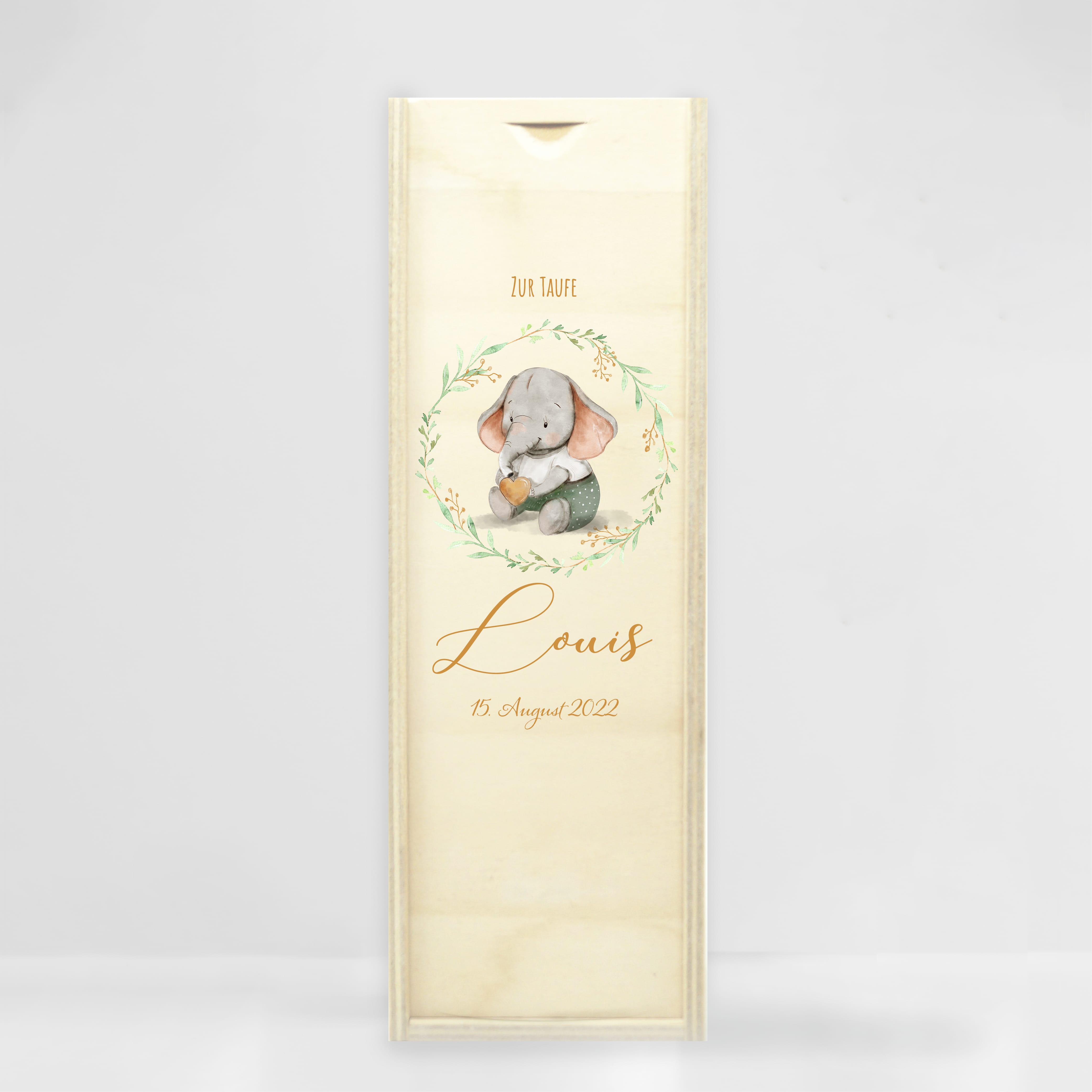 Auf dem Bild ist das Produkt: Taufkerze Junge Mädchen Elefant bedruckt mit Namen, Datum und auf Wunsch eigenem, vorgegebenem oder keinem Taufspruch zum Preis von €6.90 abgebildet.