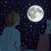 Auf dem Bild ist das Produkt: Leuchtmond und 350 Stk fluoreszierende Sterne und Punkte leuchten im Dunklen, Wandtattoo Wandaufkleber Kinderzimmer zum Preis von €13.90 abgebildet.