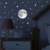 Auf dem Bild ist das Produkt: Leuchtmond und 350 Stk fluoreszierende Sterne und Punkte leuchten im Dunklen, Wandtattoo Wandaufkleber Kinderzimmer zum Preis von €13.90 abgebildet.
