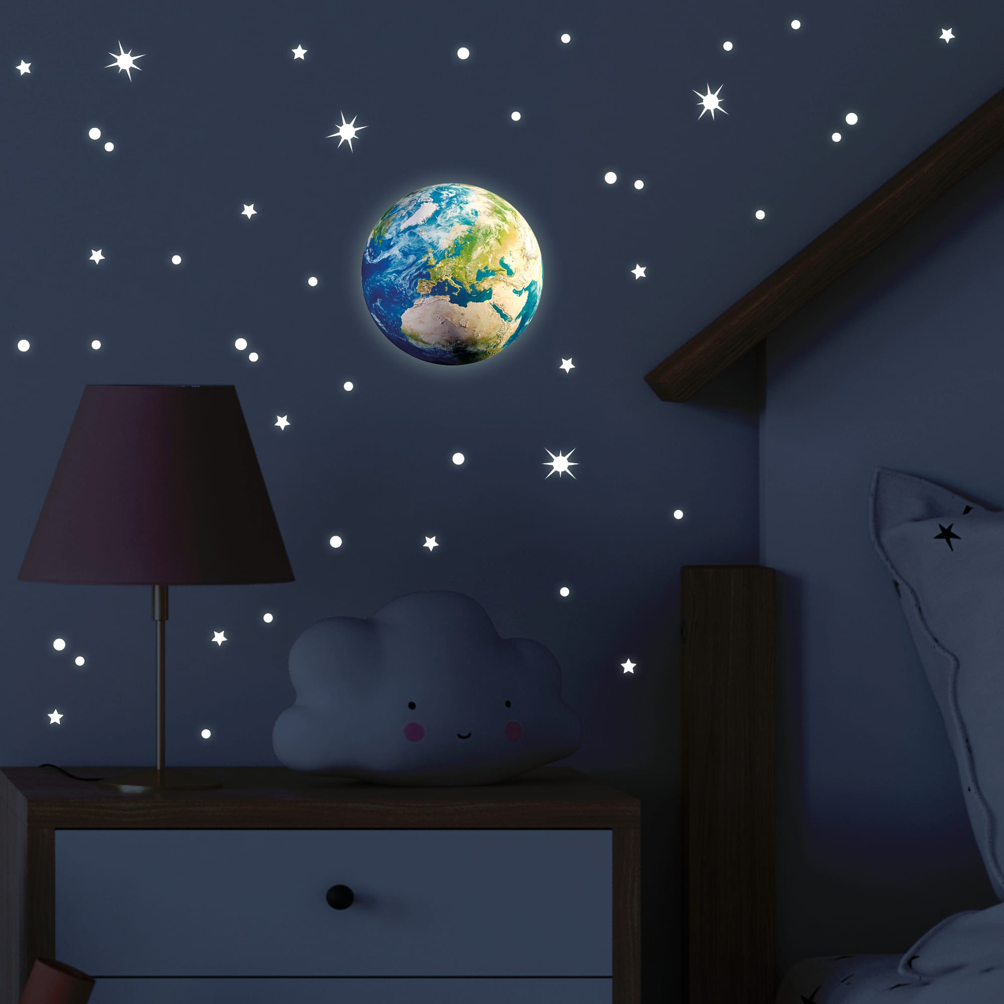 Auf dem Bild ist das Produkt: Leuchtaufkleber Erde Erdkugel leuchtend und 350 Stk fluoreszierende Sterne und Punkte leuchten im Dunklen zum Preis von €9.9 abgebildet.