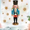 Auf dem Bild ist das Produkt: Fensterbild Weihnachten Nussknacker blau mit Sternen in Holzoptik Fensteraufkleber Weihnachtsdekoration wiederverwendbar zum Preis von €13.90 abgebildet.
