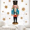 Auf dem Bild ist das Produkt: Fensterbild Weihnachten Nussknacker blau mit Sternen in Holzoptik Fensteraufkleber Weihnachtsdekoration wiederverwendbar zum Preis von €13.90 abgebildet.