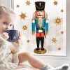 Auf dem Bild ist das Produkt: Fensterbild Weihnachten Nussknacker blau mit Sternen in Holzoptik Fensteraufkleber Weihnachtsdekoration wiederverwendbar zum Preis von €13.90 abgebildet.