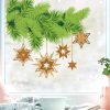 Auf dem Bild ist das Produkt: Fensterbild Weihnachten Tannenzweige mit Sterne in Holzoptik und Schneeflocken, Fensteraufkleber, Weihnachtsdekoration zum Preis von €13.90 abgebildet.