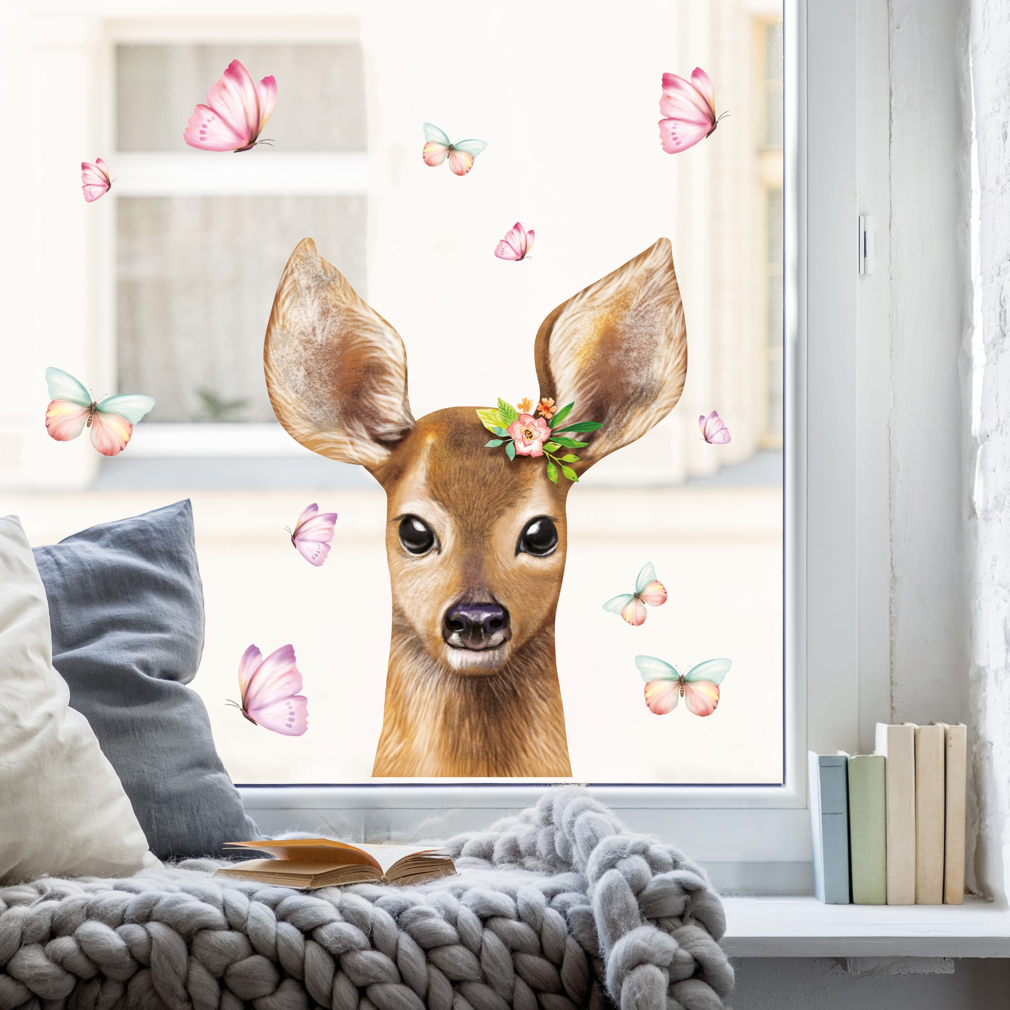 Auf dem Bild ist das Produkt: Fensterbild Frühling Ostern Reh mit Blumen und Schmetterlingen Fensterdeko Kinderzimmer Kind, Frühlingsdeko, Osterdeko zum Preis von €13.90 abgebildet.