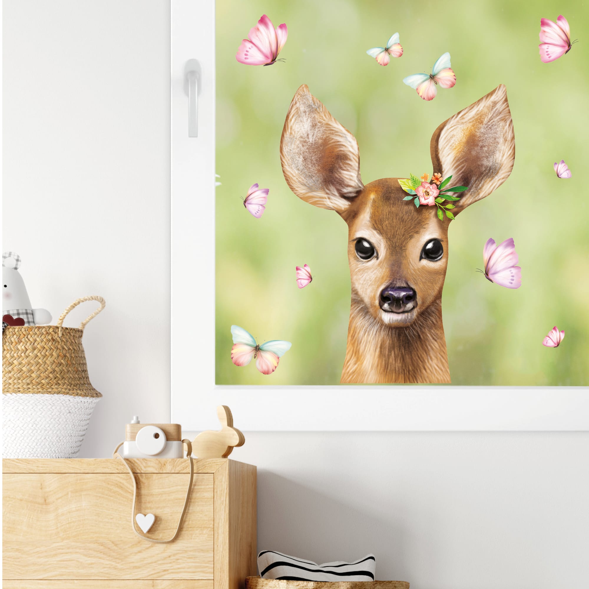 Auf dem Bild ist das Produkt: Fensterbild Frühling Ostern Reh mit Blumen und Schmetterlingen Fensterdeko Kinderzimmer Kind, Frühlingsdeko, Osterdeko zum Preis von €13.90 abgebildet.
