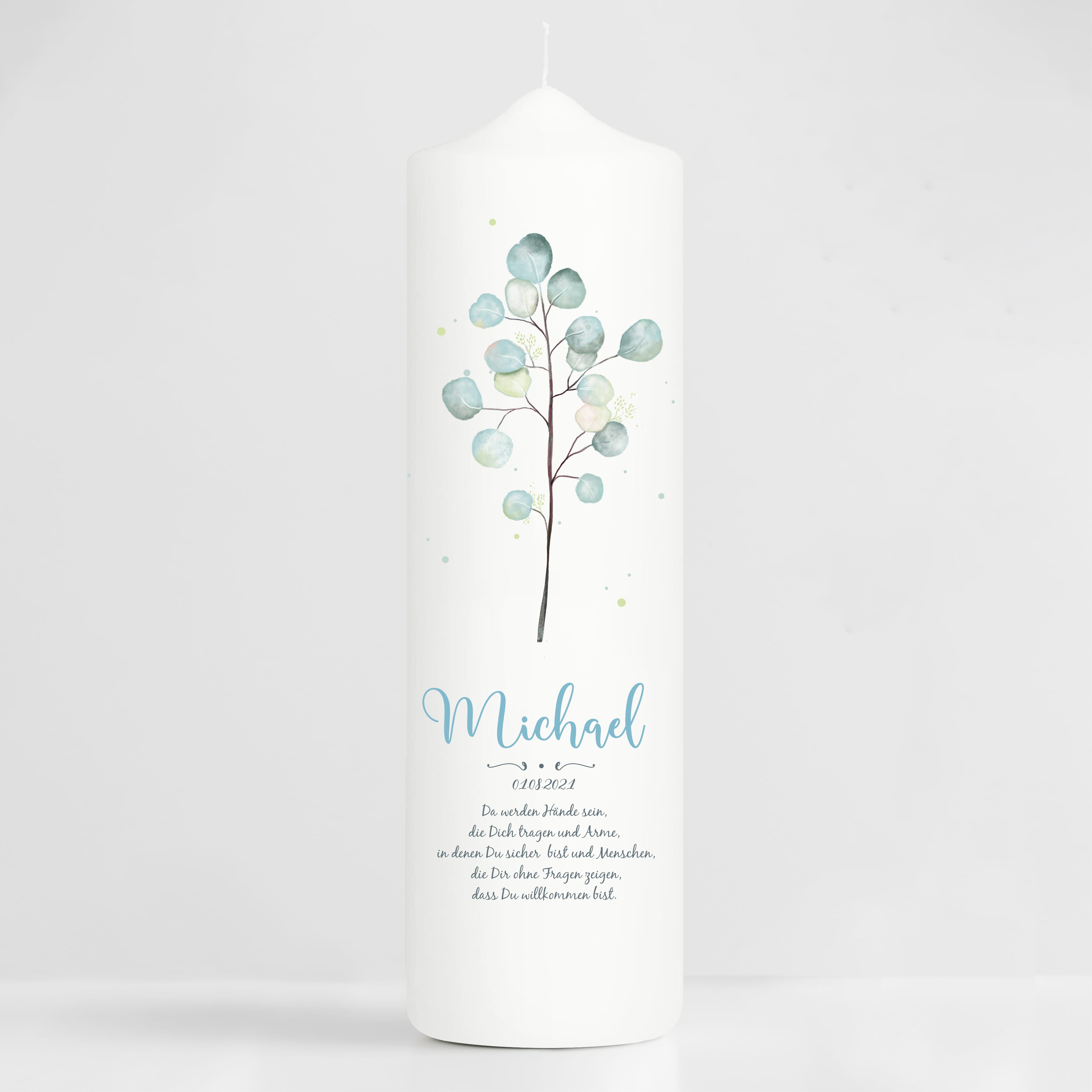 Auf dem Bild ist das Produkt: Taufkerze Junge Mädchen Eukalyptuszweig grün pastell mit Namen, Datum und auf Wunsch eigenem, vorgegebenem oder keinem Taufspruch zum Preis von €5.90 abgebildet.