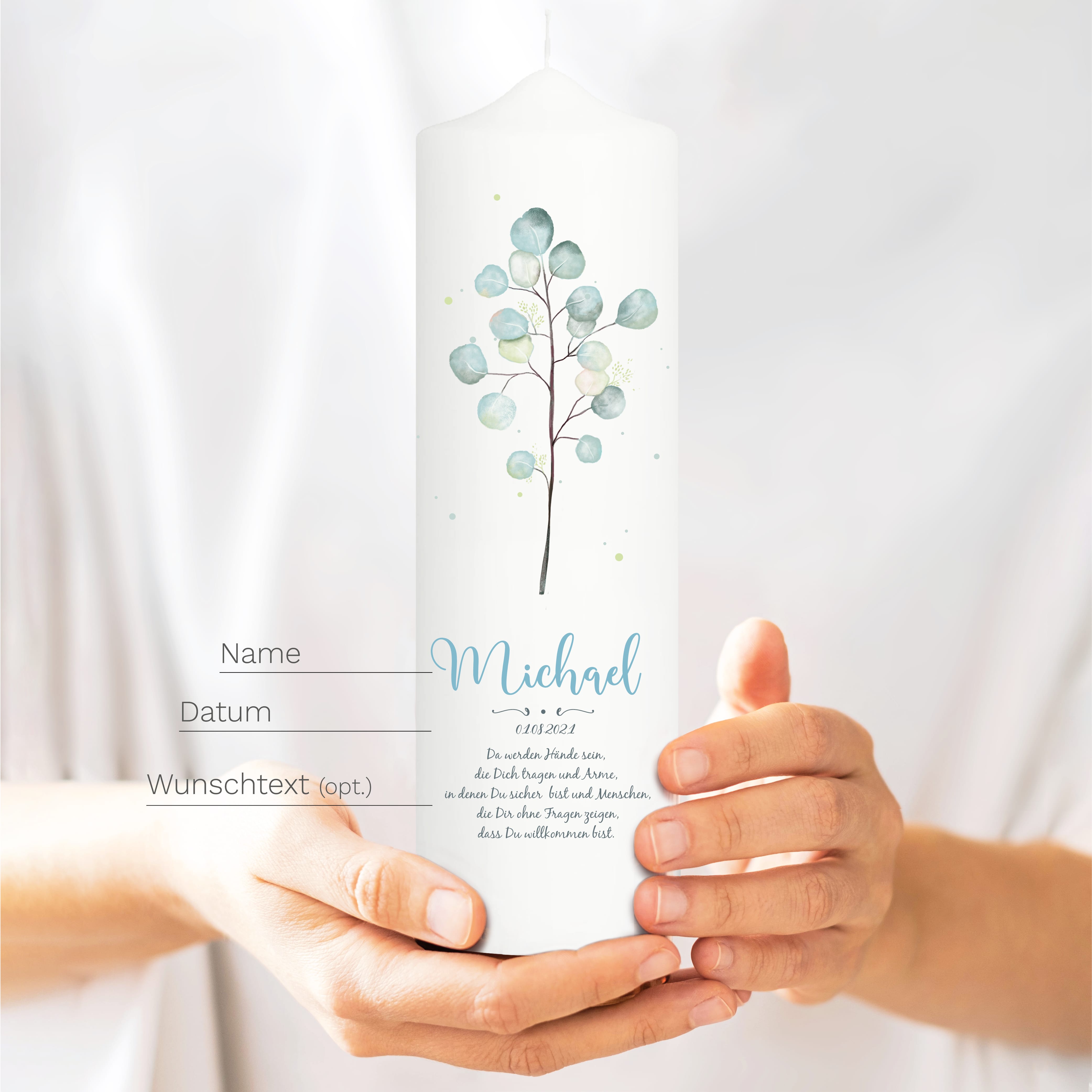 Auf dem Bild ist das Produkt: Taufkerze Junge Mädchen Eukalyptuszweig grün pastell mit Namen, Datum und auf Wunsch eigenem, vorgegebenem oder keinem Taufspruch zum Preis von €5.90 abgebildet.