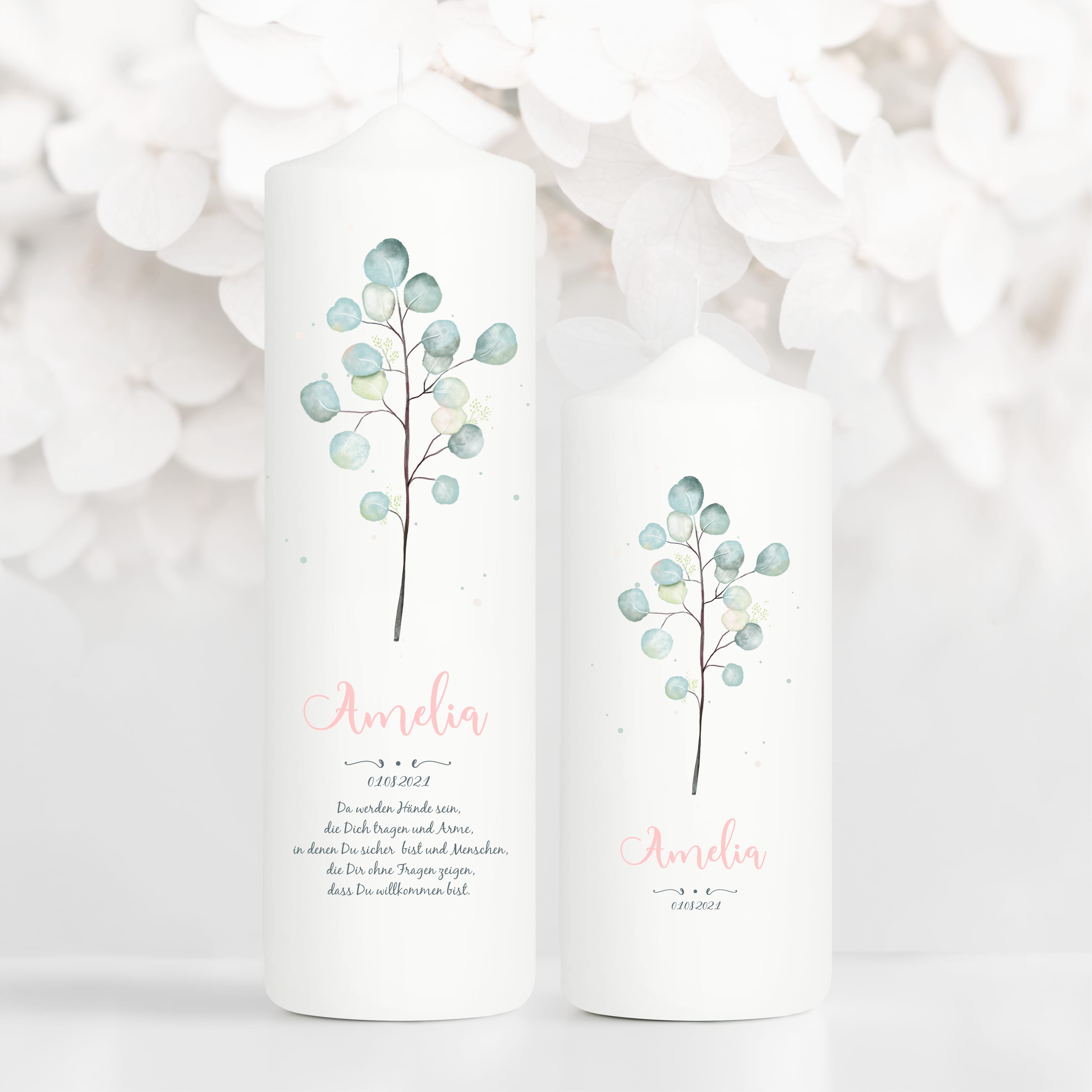 Auf dem Bild ist das Produkt: Taufkerze Junge Mädchen Eukalyptuszweig grün pastell mit Namen, Datum und auf Wunsch eigenem, vorgegebenem oder keinem Taufspruch zum Preis von €5.90 abgebildet.