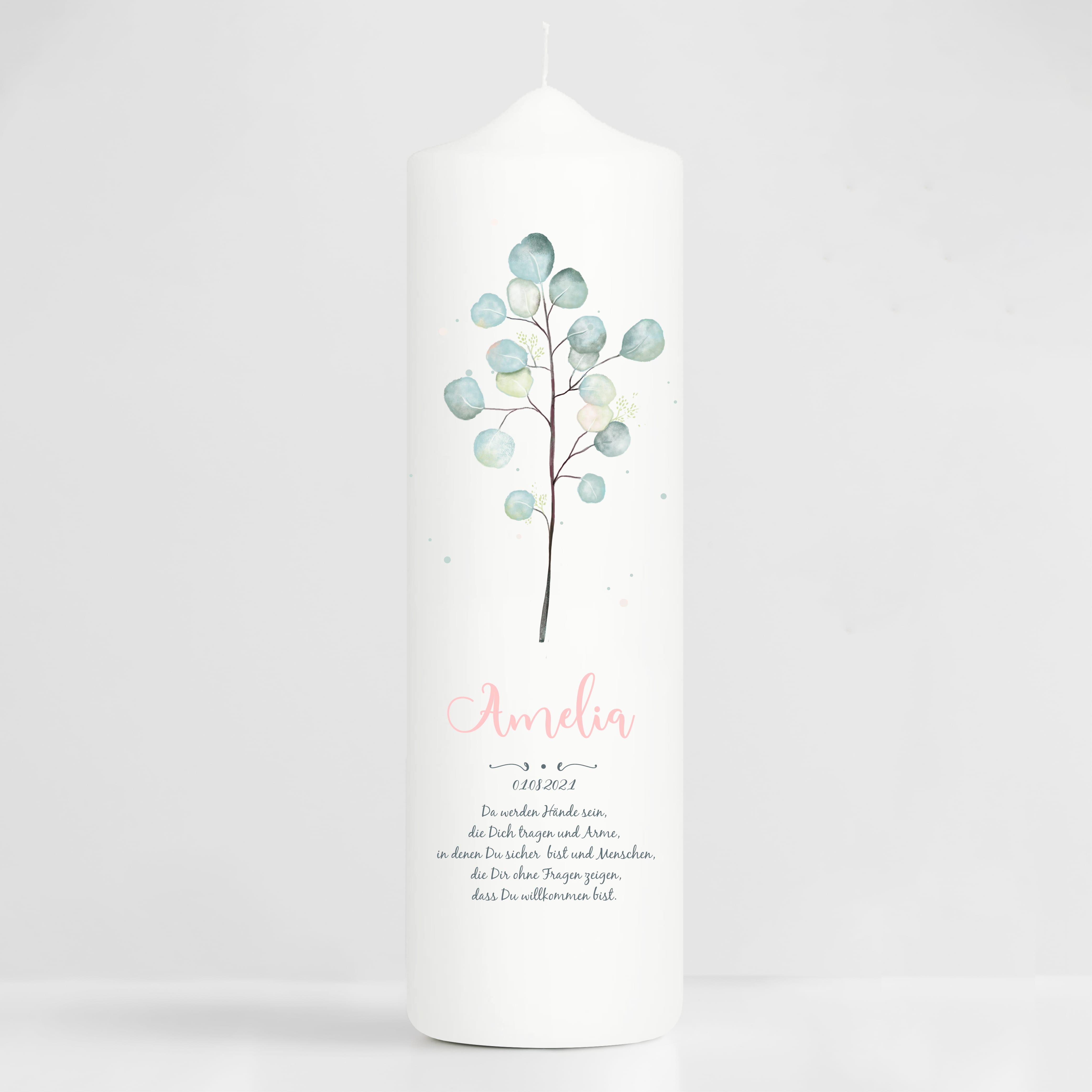 Auf dem Bild ist das Produkt: Taufkerze Junge Mädchen Eukalyptuszweig grün pastell mit Namen, Datum und auf Wunsch eigenem, vorgegebenem oder keinem Taufspruch zum Preis von €5.90 abgebildet.