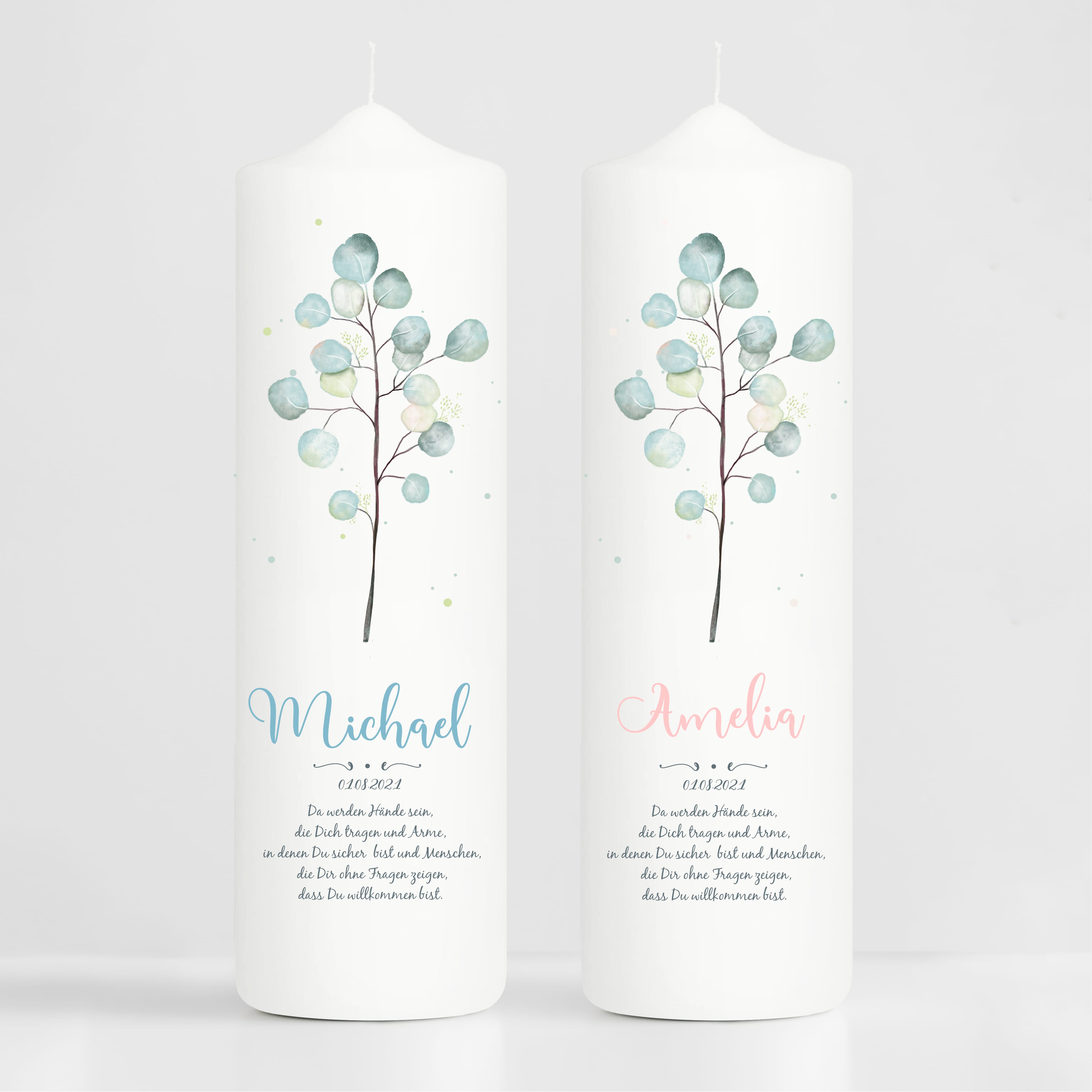 Auf dem Bild ist das Produkt: Taufkerze Junge Mädchen Eukalyptuszweig grün pastell mit Namen, Datum und auf Wunsch eigenem, vorgegebenem oder keinem Taufspruch zum Preis von €5.90 abgebildet.