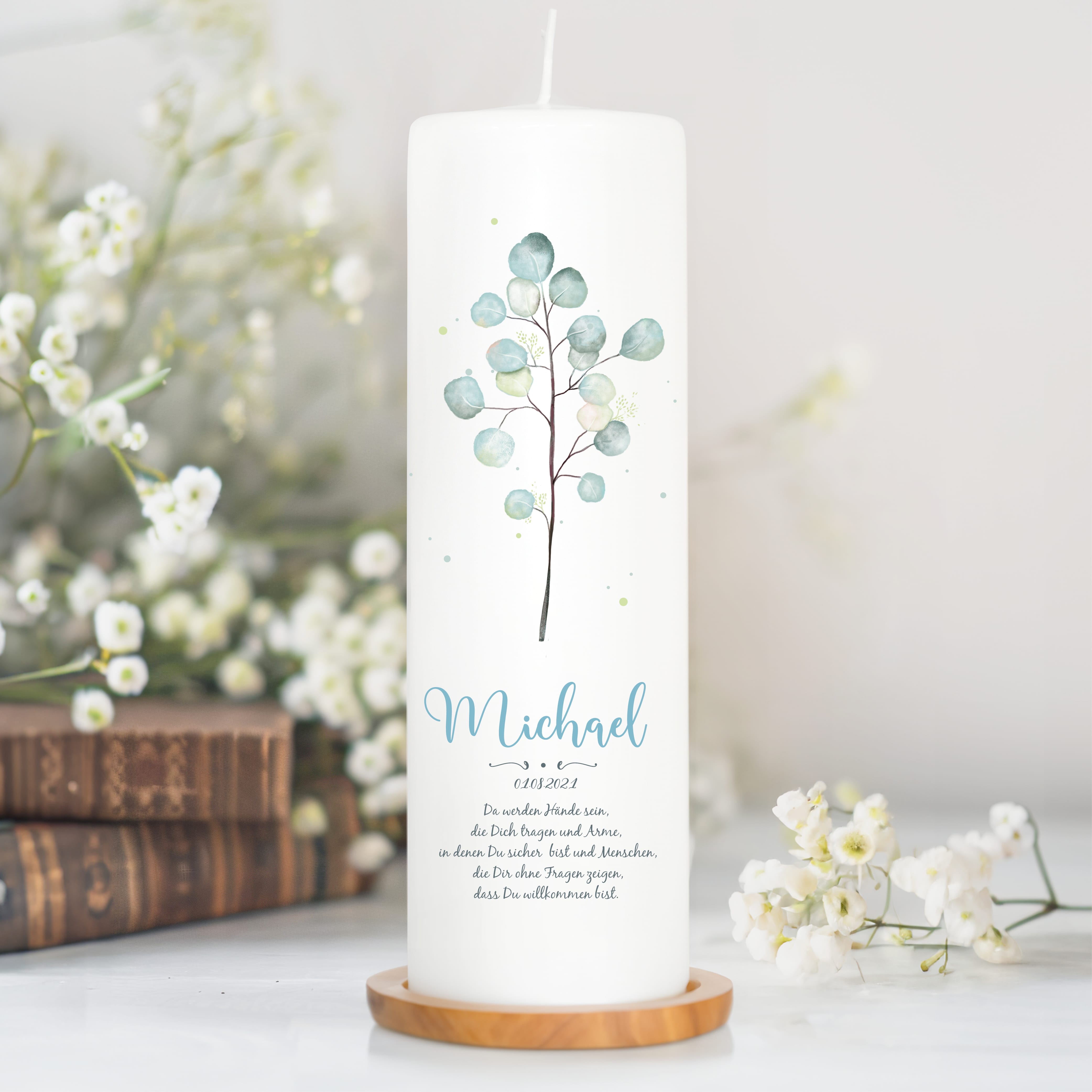 Auf dem Bild ist das Produkt: Taufkerze Junge Mädchen Eukalyptuszweig grün pastell mit Namen, Datum und auf Wunsch eigenem, vorgegebenem oder keinem Taufspruch zum Preis von €5.90 abgebildet.