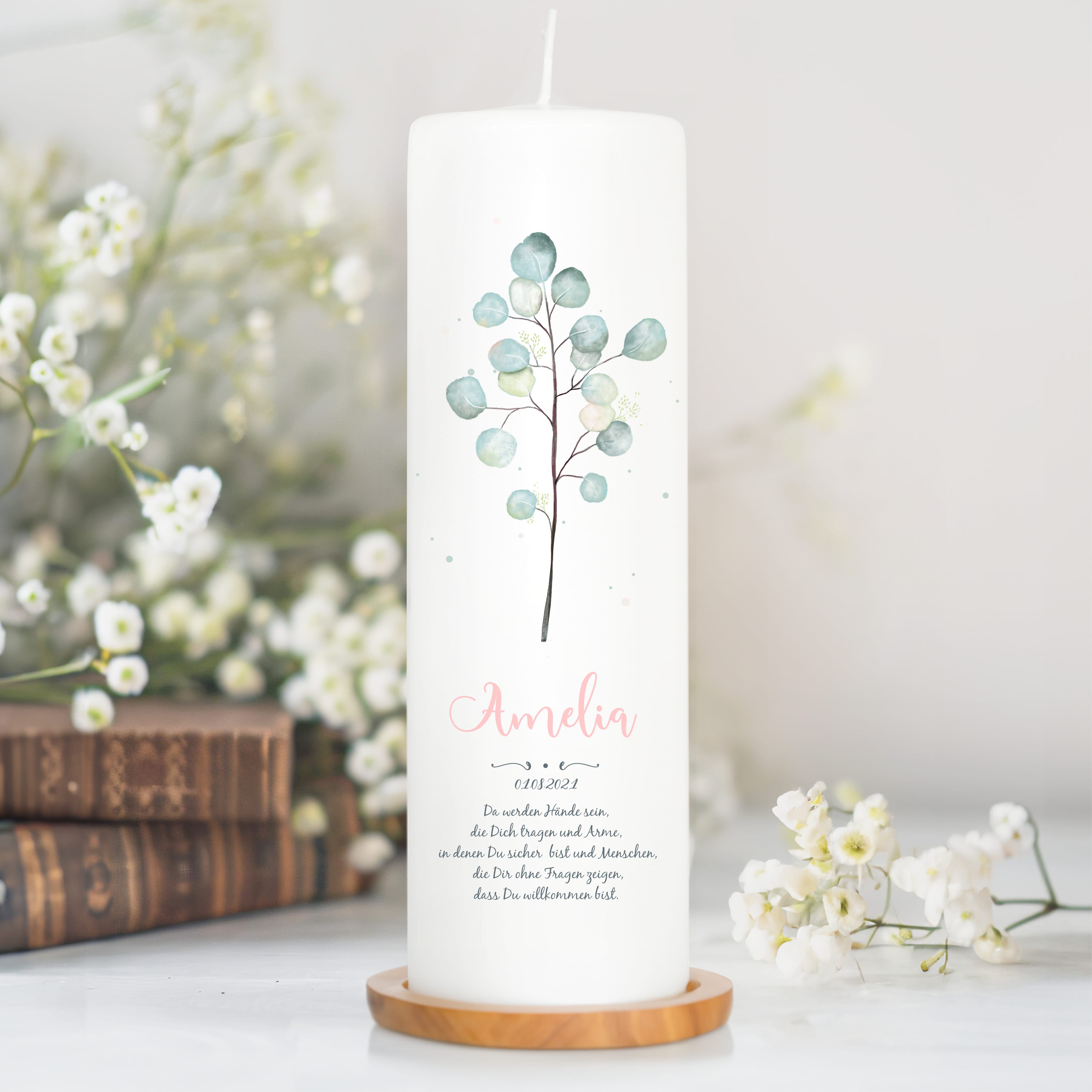 Auf dem Bild ist das Produkt: Taufkerze Junge Mädchen Eukalyptuszweig grün pastell mit Namen, Datum und auf Wunsch eigenem, vorgegebenem oder keinem Taufspruch zum Preis von €5.90 abgebildet.