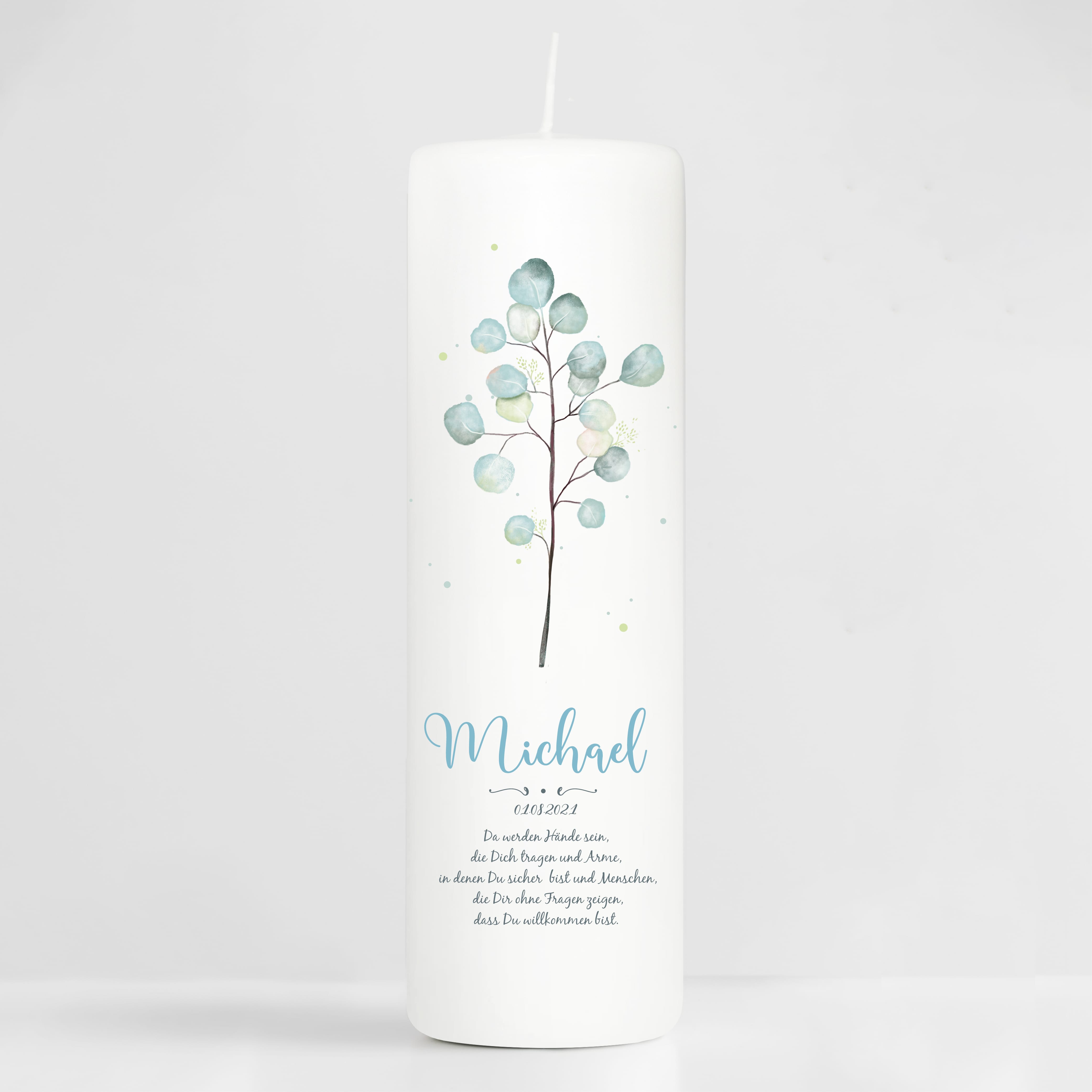 Auf dem Bild ist das Produkt: Taufkerze Junge Mädchen Eukalyptuszweig grün pastell mit Namen, Datum und auf Wunsch eigenem, vorgegebenem oder keinem Taufspruch zum Preis von €5.90 abgebildet.