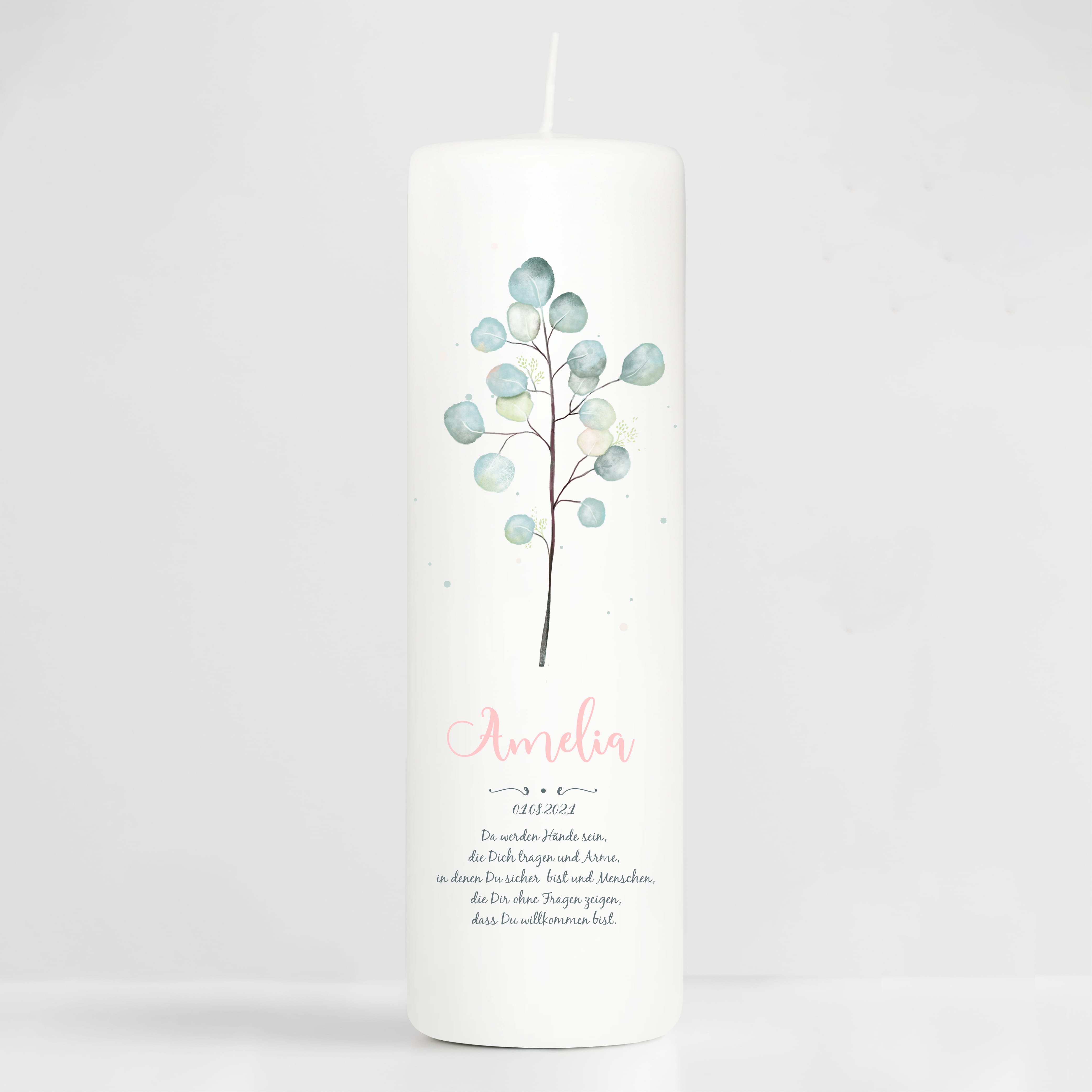 Auf dem Bild ist das Produkt: Taufkerze Junge Mädchen Eukalyptuszweig grün pastell mit Namen, Datum und auf Wunsch eigenem, vorgegebenem oder keinem Taufspruch zum Preis von €5.90 abgebildet.