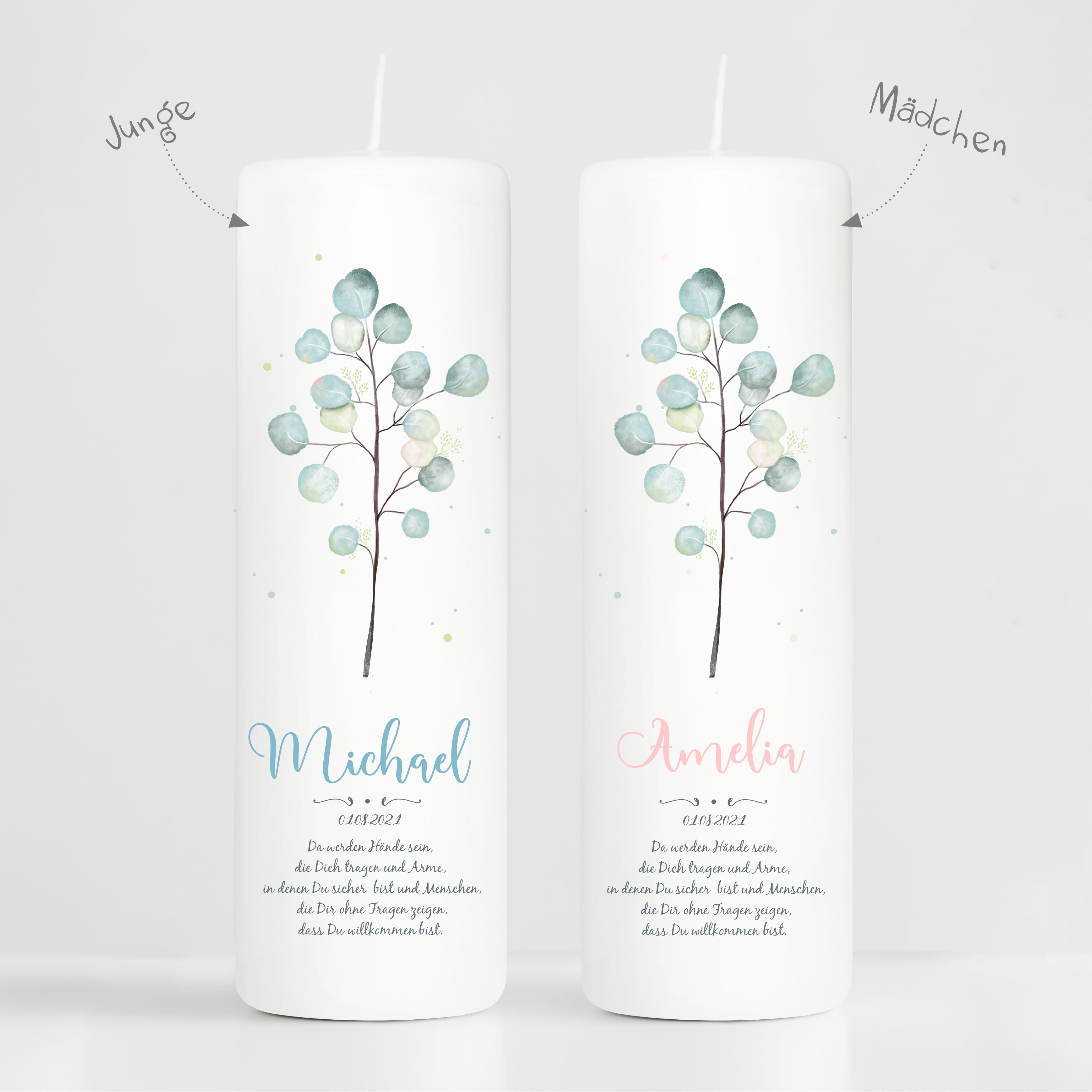 Auf dem Bild ist das Produkt: Taufkerze Junge Mädchen Eukalyptuszweig grün pastell mit Namen, Datum und auf Wunsch eigenem, vorgegebenem oder keinem Taufspruch zum Preis von €5.90 abgebildet.