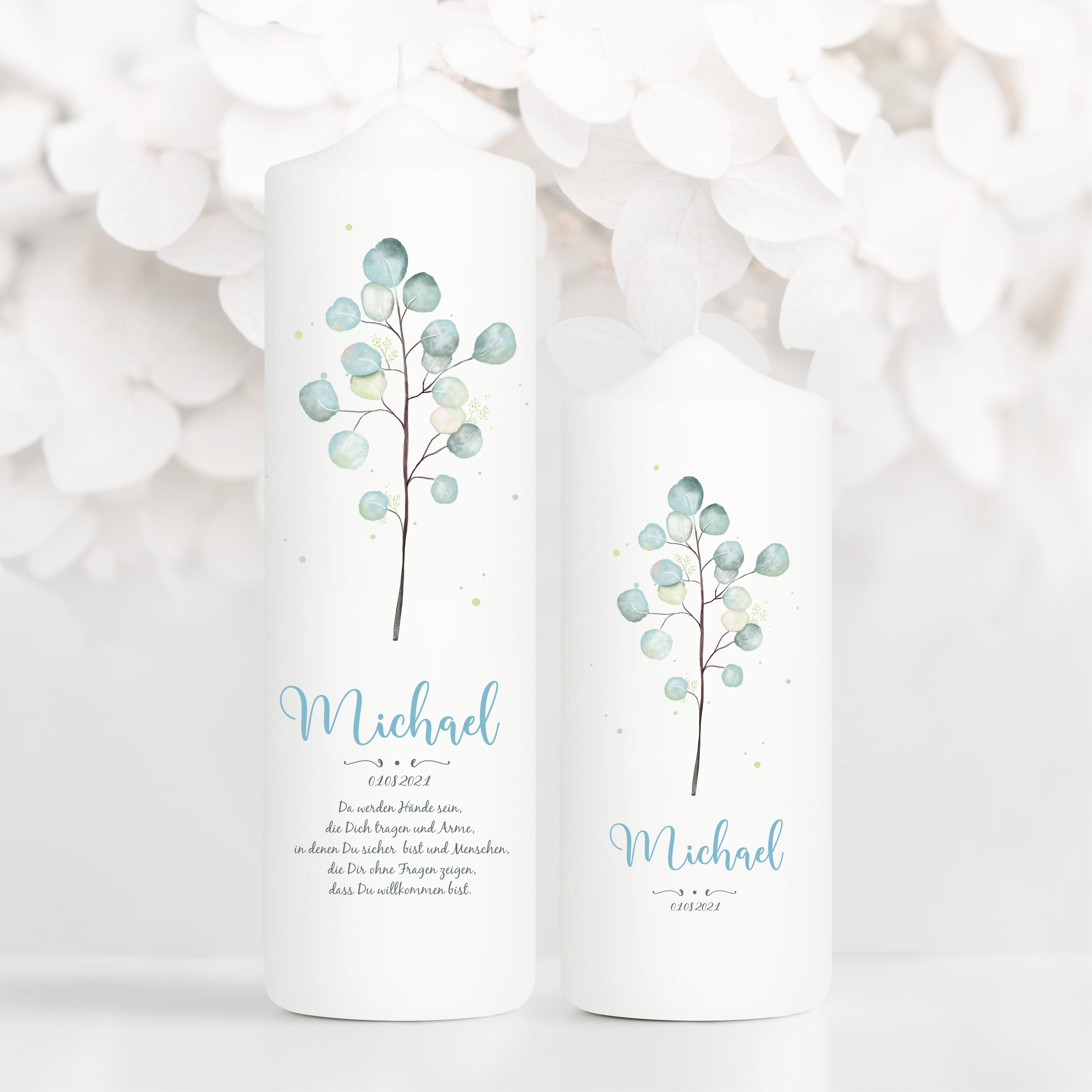 Auf dem Bild ist das Produkt: Taufkerze Junge Mädchen Eukalyptuszweig grün pastell mit Namen, Datum und auf Wunsch eigenem, vorgegebenem oder keinem Taufspruch zum Preis von €5.90 abgebildet.